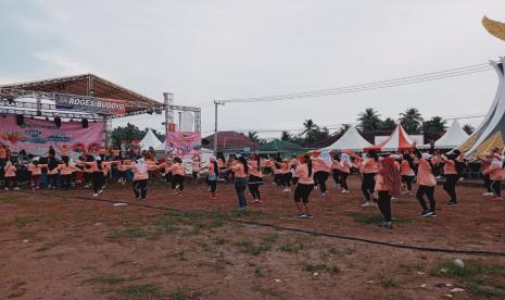 Ratusan ibu-ibu mengikuti senam sehat di Desa bangunrejo, Kecamatan Tenggarong Seberang, Kutai Kartanegara, Kaltim, Kamis (1/6/2023).