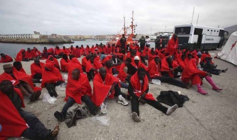 Ratusan imigran sub-Sahara Afrika diselamatkan oleh Petugas Penyelamatan Maritim di Selat Gibraltar saat mencoba memasuki pantai Spanyol dengan menggunakan perahu kecil pada Senin (11/8). 