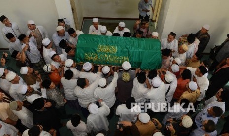 Ratusan Jama'ah membawa jenazah Almarhum Imam Besar Istiqlal Ali Mustofa Ya'Qub ke Masjid Darussunnah, Ciputat, Tangerang Selatan, Banten, Kamis (28/4). (Republika/Raisan Al Farisi)