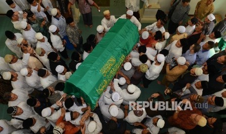 Ratusan Jamaah membawa jenazah Almarhum Imam Besar Istiqlal Ali Mustofa Ya'Qub ke Masjid Darussunnah, Ciputat, Tangerang Selatan, Banten, Kamis (28/4). Ali Mustofa menutup usia pada 64 tahun pada pukul 06.00 kamis pagi akibat penyakit diabetes yang dideri