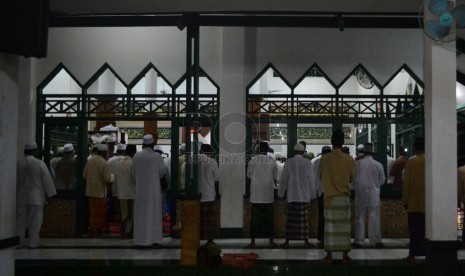 Ratusan Jamaah bersiap untuk melakukan shalat Subuh gabungan di masjid Fajar Baitullah, Puri Citayam Permai,Rawapanjang,Bojonggede,Bogor,Ahad (27/4). (Republika/Musiron)