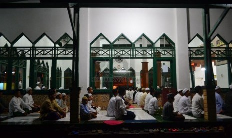 Ratusan Jamaah bersiap untuk melakukan shalat Subuh gabungan di masjid Fajar Baitullah, Puri Citayam Permai,Rawapanjang,Bojonggede,Bogor,Ahad (27/4). (Republika/Musiron)