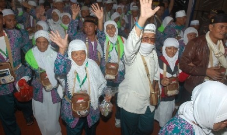 Ratusan jamaah Haji asal Jawa Barat saat tiba melalui terminal Haji Soekarno Hatta, Tangerang, Banten, Kamis (1/11).