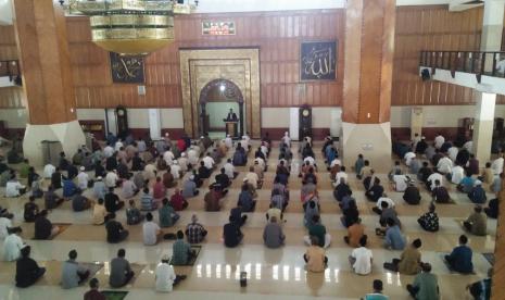 Ratusan jamaah melaksanakan ibadah shalat Jumat di Masjid Agung Tasikmalaya, Jumat (8/5).