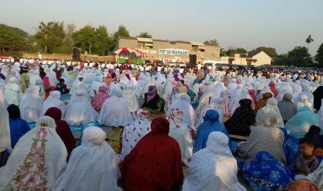 Ratusan jamaah mengikuti shalat Idul Adha di Lapangan PSP Sawangan, Rabu (23/9).