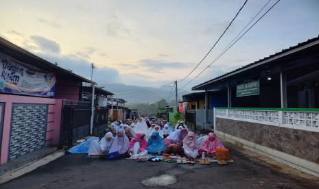 Ratusan jamaah Muhammadiyah melaksanakan sholat id di Masjid Arrahman Perumahan Bumi Citra Rajapolah, Kecamatan Rajapolah, Kabupaten Tasikmalaya, Jumat (21/4/2023). Jamaah Muhammadiyah di Rajapolah Tasikmalaya Laksanakan Sholat Id dengan Lancar