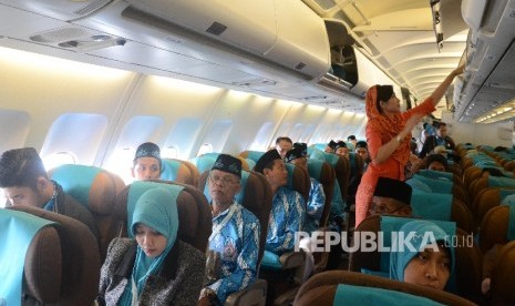 Ratusan Jamaah Umroh berada dalam pesawat Garuda untuk berangkat ke Tanah Suci. Pemerintah harus bekerja lebih keras menyikapi kebijakan umroh Arab Saudi. Ilustrasi.