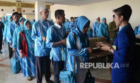 Ratusan jamaah umroh saat boarding pass untuk berangkat ke Tanah Suci di Bandara Juanda, Surabaya, Jawa Timur. 