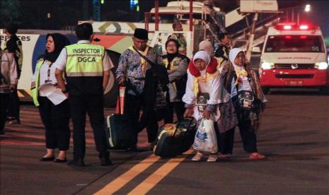 Ratusan jemaah haji kloter pertama Embarkasi Surabaya bersiap naik ke pesawat menuju ke kota suci Mekah untuk melaksanakan ibadah haji dari Bandara Internasional Juanda di Surabaya, Indonesia pada 6 Juli 2019. 