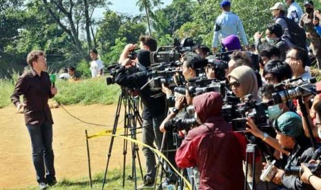   Ratusan jurnalis dari berbagai media dalam dan luar negeri turut meliput proses evakuasi korban pesawat Sukhoi di helipad yang dibangun di kawasan Cijeruk, Bogor, Jawa Barat, Sabtu (12/5). 