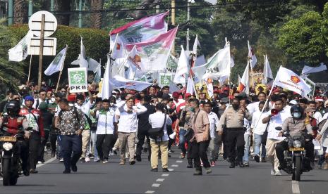 Ratusan kader Partai Gerindra dan PKB mengikuti pawai menuju Gedung KPU di Jakarta. Koalisi Gerindra dan PKB sedang mendekati partai lain yang ada di parlemen.