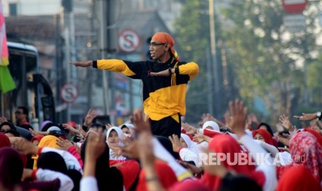 Ratusan kader, simpatisan Partai Keadilan Sejahtera (PKS) Jakarta Selatan, mengikuti senam nusantara di depan Kantor DPD PKS Jakarta Selatan di Jalan Buncit Raya, Ahad (27/8).