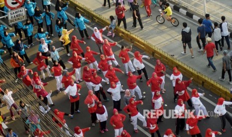 Ratusan kader, simpatisan Partai Keadilan Sejahtera (PKS) Jakarta Selatan, mengikuti senam nusantara di depan Kantor DPD PKS Jakarta Selatan di Jalan Buncit Raya, Ahad (27/8).