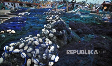 Ratusan Kapal Motor nelayan bersandar pada hari libur melaut memperingati tsunami di Tempat Pendaratan Ikan (TPI) Pusong, Lhokseumawe, Aceh, Selasa (26/12).