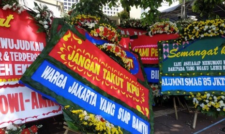 Ratusan karangan bunga tampak memadati depan Kantor KPU, Jl Imam Bonjol 28, Menteng, Jakarta Pusat, Ahad (21/4). 