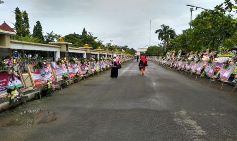 Ratusan karangan bunga ucapan selamat atas pelantikan Nina Agustina - Lucky Hakim sebagai Bupati dan Wakil Bupati Indramayu memenuhi jalan sisi kiri dan kanan alun-alun yang menuju Pendopo Indramayu, Jumat (26/2).  