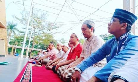 Ratusan karyawan dan masyarakat di PT Pupuk Kujang Cikampek menggelar shalat istisqo di halaman Masjid Nahrul Hayat milik perusahaan BUMN tersebut. 