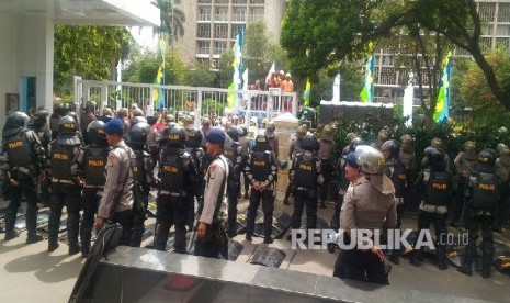 Ratusan karyawan Freeport berdemo di kantor Kementerian ESDM, Selasa (7/3).