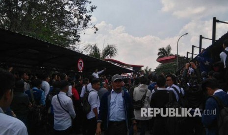 Ratusan karyawan kontrak PT Transjakarta melakukan aksi unjuk rasa di kantornya yang berada di Jalan Mayjen Sutoyo, Cawang, Jakarta Timur, Senin (12/6).