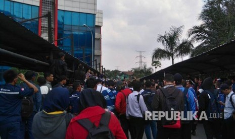 Ratusan karyawan kontrak PT Transjakarta melakukan aksi unjuk rasa di kantornya yang berada di Jalan Mayjen Sutoyo, Cawang, Jakarta Timur, Senin (12/6).