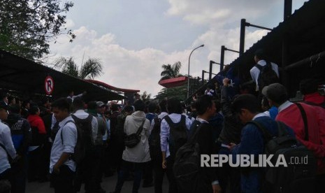 Ratusan karyawan kontrak PT Transjakarta melakukan aksi unjuk rasa di kantornya yang berada di Jalan Mayjen Sutoyo, Cawang, Jakarta Timur, Senin (12/6).