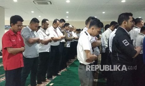 Ratusan karyawan Lion Air melakukan shalat gaib dan doa bersama di kantor Lion Air Flight Operation Engineering and Service (FOES). Tangerang, Rabu (31/10). 