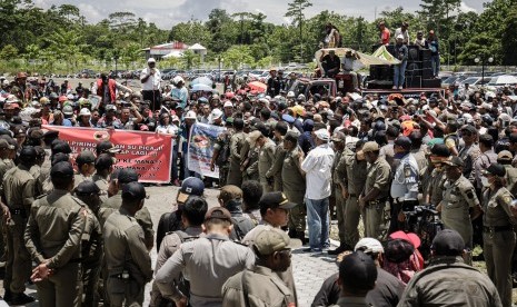 Ratusan karyawan PT Freeport Indonesia berdemonstrasi di Kantor Bupati Mimika, Papua, Jumat (17/2).