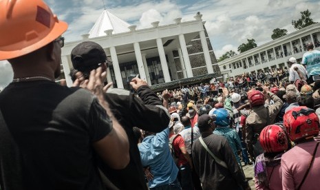 Ratusan karyawan PT Freeport Indonesia berdemonstrasi di Kantor Bupati Mimika, Papua, Jumat (17/2).