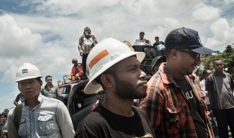 Ratusan karyawan PT Freeport Indonesia berdemonstrasi di Kantor Bupati Mimika, Papua pada 17 Februari 2017.. 