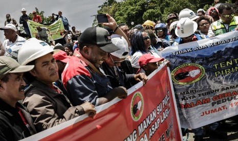 Ratusan karyawan PT Freeport Indonesia berdemonstrasi di Kantor Bupati Mimika, Papua, Jumat (17/2). 