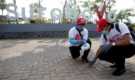  Ratusan karyawan  PT HM Sampoerna Tbk (Sampoerna) berhasil mengumpulkan sekitar 23 ribu puntung rokok di kawasan Taman Suroboyo, Pantai Kenjeran, Surabaya (21/9) dalam gerakan “World Clean Up Day 2019”. Kegiatan yang digelar serentak di seluruh dunia ini sejalan dengan program keberlanjutan Sampoerna untuk Indonesia melalui kampanye #SayaAjaBisa yang bertujuan meningkatkan kesadaran masyarakat dalam menjaga keberlangsungan lingkungan.