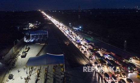 Ratusan kendaraan antre memasuki Gerbang Tol Cikampek Utama, Cikampek, Jawa Barat, Rabu (29/5). Korlantas Polri memberlakukan kebijakan jalur satu arah (one way) saat arus mudik untuk kendaraan dari Jakarta menuju arah Jawa Tengah yang dimulai dari Km 70 Gerbang Tol Cikampek Utama, Jawa Barat.