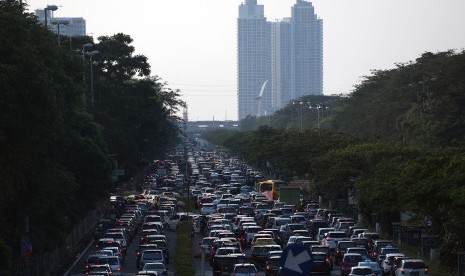 Ratusan kendaraan antre menuju Jakarta Fair Kemayoran 2017 di Jalan Benyamin Sueb, Kemayoran, Jakarta Pusat, Kamis (29/6).