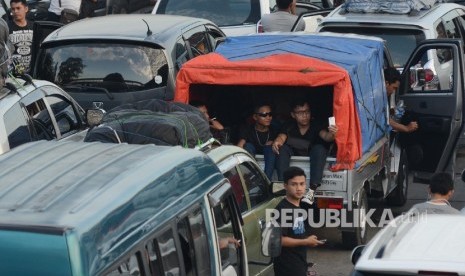 Ratusan kendaraan antre untuk memasuki kapal tujuan Bakauheni di Pelabuhan Merak, Banten, Sabtu (2/7).