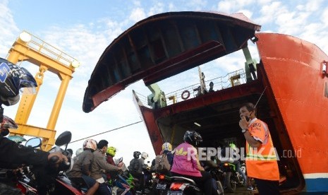 Ratusan kendaraan antre untuk memasuki kapal tujuan Bakauheni di Pelabuhan Merak, Banten, Sabtu (2/7).