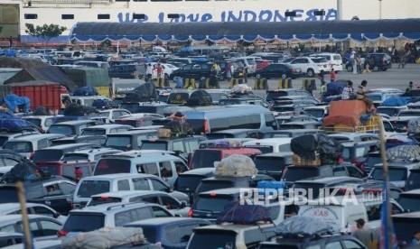 Ratusan kendaraan antre untuk memasuki kapal tujuan Bakauheni di Pelabuhan Merak, Banten, Sabtu (2/7).