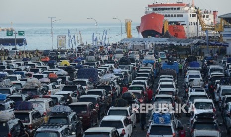 Ratusan kendaraan antre untuk memasuki kapal tujuan Bakauheni di Pelabuhan Merak, Banten.