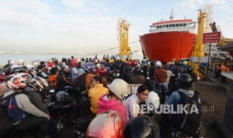 Ratusan kendaraan antre untuk memasuki kapal di Bakauheni (ilustrasi)