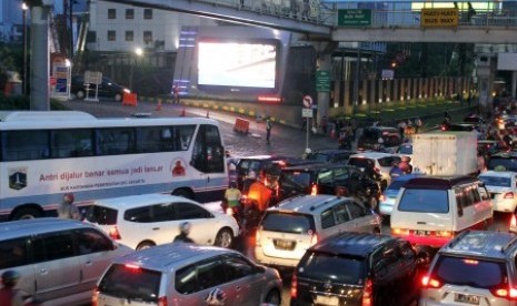 Ratusan kendaraan berjalan pelan ditengah kemacetan di kawasan Jembatan Semanggi, Jakarta, Jumat (13/12). Kendati akses masuk Plaza Semanggi sudah ditutup, arus lalu lintas di kawasan Semanggi masih macet, karena masih adanya terminal bayangan di Halte dep