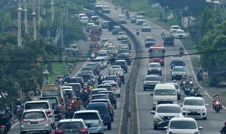 Ratusan kendaraan bermotor arah Bawen terjebak kepadatan di tanjakan Harjosari, tepatnya di ruas Jalan Soekarno- Hatta, Ahad (2/1) siang. Tingginya aktivitas wisata oleh masyarakatmembuat jalan utama di Kabupaten Semarang ini terjadi kepadatan arus lalu lintas.