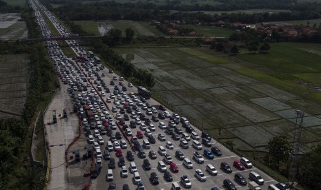 Ratusan kendaraan dari arah Jakarta antre memasuki Gerbang Tol Palimanan, Cirebon, Jawa Barat, Kamis (30/5/2019). Korlantas Polri memberlakukan kebijakan satu jalur (one way) untuk kendaraan dari Jakarta menuju arah Jawa Tengah yang dimulai dari Km 70 Gerbang Tol Cikampek Utama, Jawa Barat hingga Km 263 ruas Tol Pejagan-Pemalang, Jawa Tengah.