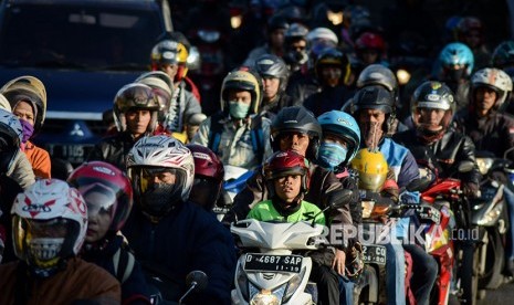 Ratusan kendaraan melintas di Jalur Nagreg, Kabupaten Bandung, Jawa Barat, Kamis (14/6). Pada H-1 Hari Raya Idulfitri 1439 H, Polres Bandung memberlakukan sistem satu arah di Jalur Nagreg untuk mengurai kemacetan yang kerap kali terjadi di kawasan tersebut. 