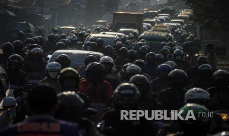 Ratusan kendaraan memadati titik pemeriksaan pelaksanaan Pembatasan Sosial Berskala Besar (PSBB) di Perbatasan Kota Bandung, Jawa Barat, Kamis (23/4/2020). Titik pemeriksaan di perbatasan Kota Bandung tersebut memeriksa kendaraan dari arah Garut, Tasik, dan Sumedang yang akan masuk ke Kota Bandung selama pelaksanaan PSBB di Bandung Raya dua minggu ke depan.