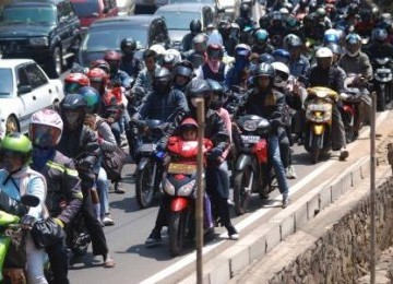 Ratusan kendaraan pemudik memadati ruas Jalan Raya Nagreg, Ahad (28/8). 