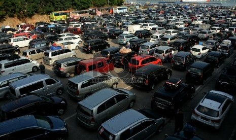 Ratusan kendaraan pemudik yang akan menyeberang ke Sumatera mengantre masuk kapal feri di Pelabuhan Merak, Banten, Rabu (15/7).