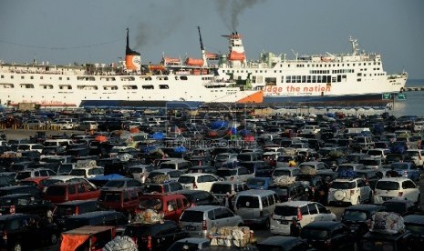 Ratusan kendaraan pemudik yang akan menyeberang ke Sumatera mengantre masuk kapal feri di Pelabuhan Merak, Banten, Rabu (15/7).