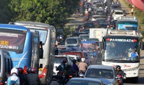 Ratusan kendaraan roda empat dan roda dua terjebak macet di jalur Saradan, Madiun, Jatim