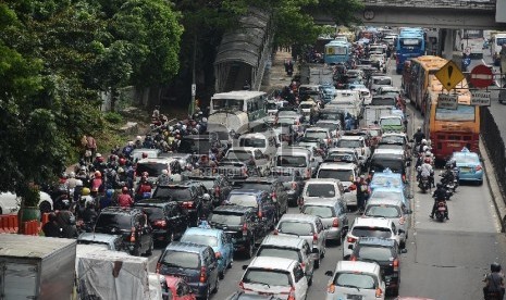 Ratusan kendaraan terjebak kemacetan di Jalan Gatot Subroto, Jakarta Selatan, Rabu (8/4).