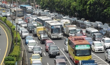 Ratusan kendaraan terjebak kemacetan di Jalan Gatot Subroto, Jakarta Selatan, Rabu (8/4).