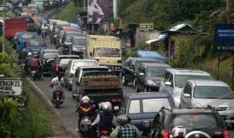 Ratusan kendaraan terjebak kemacetan di kawasan Puncak Cisarua, Bogor, Jawa Barat. 